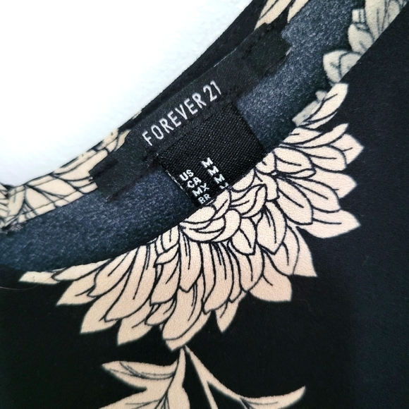Forever 21 camisole with flowers. Size medium - Picture 4 of 7